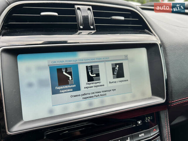 Белый Ягуар Ф-Пейс, объемом двигателя 2 л и пробегом 177 тыс. км за 28990 $, фото 31 на Automoto.ua