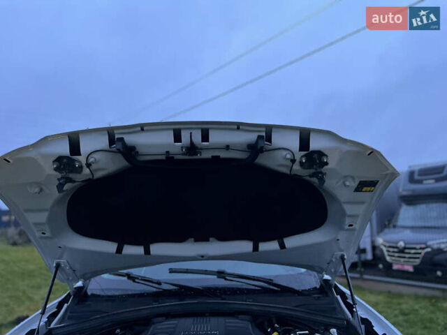 Белый Ягуар Ф-Пейс, объемом двигателя 3 л и пробегом 160 тыс. км за 25500 $, фото 44 на Automoto.ua