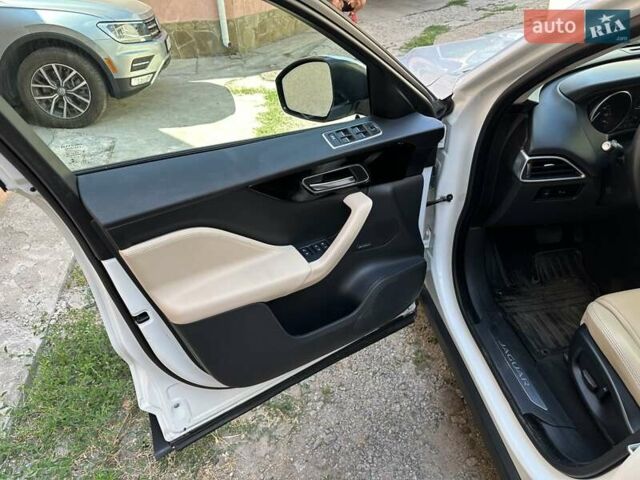 Білий Ягуар Ф-Пейс, об'ємом двигуна 2 л та пробігом 105 тис. км за 24500 $, фото 14 на Automoto.ua