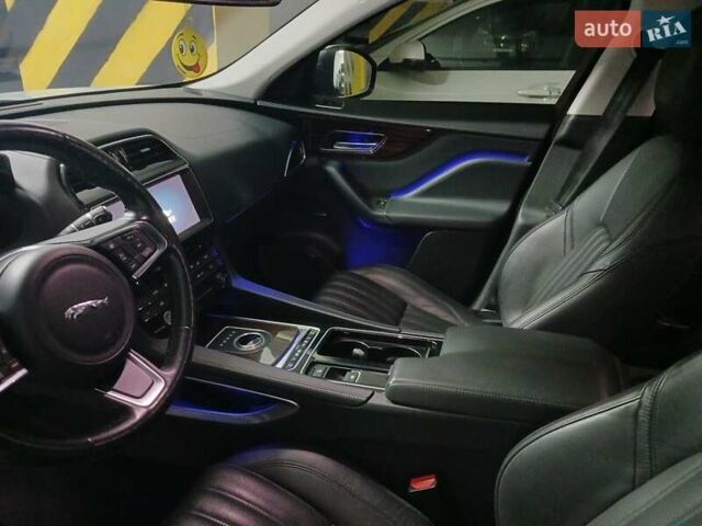 Белый Ягуар Ф-Пейс, объемом двигателя 2 л и пробегом 102 тыс. км за 24500 $, фото 38 на Automoto.ua