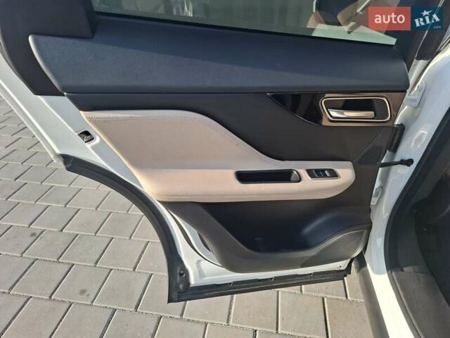 Білий Ягуар Ф-Пейс, об'ємом двигуна 2 л та пробігом 122 тис. км за 24400 $, фото 62 на Automoto.ua