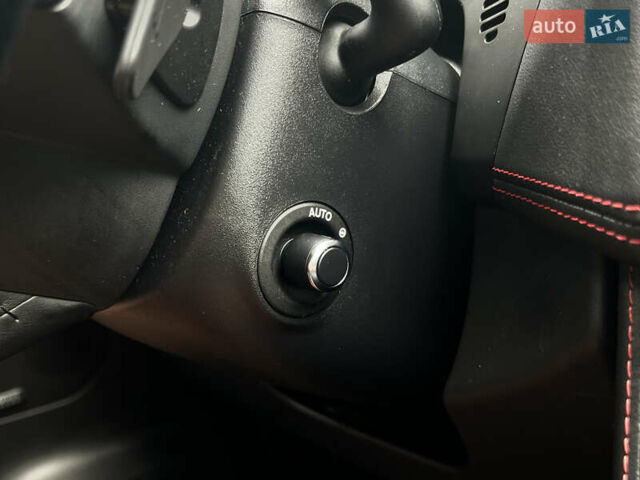 Белый Ягуар Ф-Пейс, объемом двигателя 2 л и пробегом 177 тыс. км за 28990 $, фото 43 на Automoto.ua