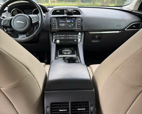 Белый Ягуар Ф-Пейс, объемом двигателя 3 л и пробегом 151 тыс. км за 22900 $, фото 17 на Automoto.ua