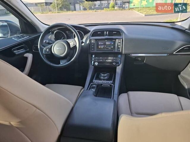 Білий Ягуар Ф-Пейс, об'ємом двигуна 2 л та пробігом 122 тис. км за 24400 $, фото 72 на Automoto.ua