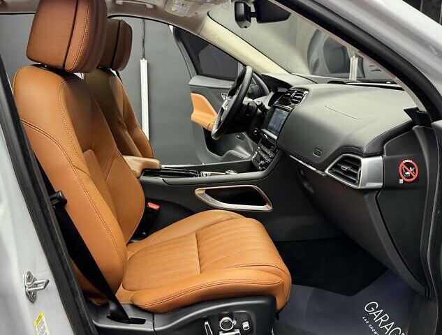 Белый Ягуар Ф-Пейс, объемом двигателя 3 л и пробегом 71 тыс. км за 27900 $, фото 65 на Automoto.ua