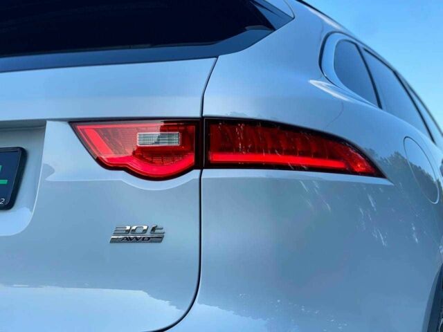 Белый Ягуар Ф-Пейс, объемом двигателя 0 л и пробегом 49 тыс. км за 22990 $, фото 5 на Automoto.ua