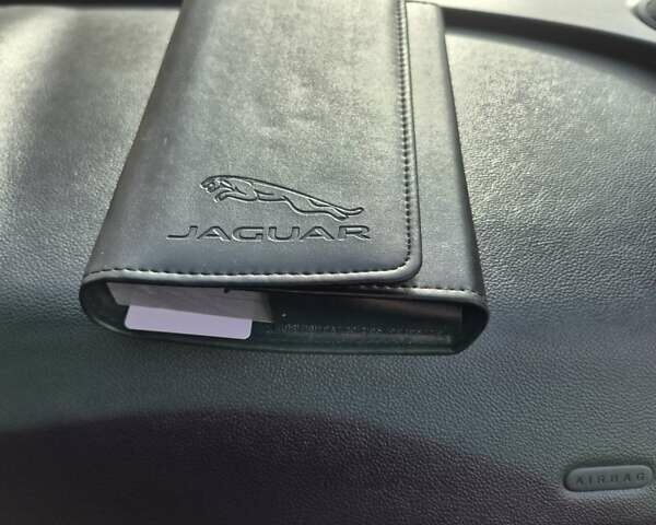 Белый Ягуар Ф-Пейс, объемом двигателя 2 л и пробегом 96 тыс. км за 38000 $, фото 5 на Automoto.ua