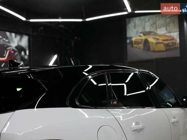 Белый Ягуар Ф-Пейс, объемом двигателя 2 л и пробегом 107 тыс. км за 36800 $, фото 2 на Automoto.ua