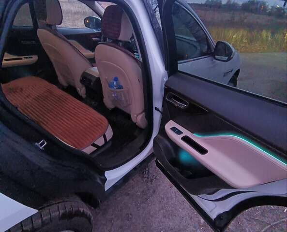 Белый Ягуар Ф-Пейс, объемом двигателя 2 л и пробегом 168 тыс. км за 19999 $, фото 3 на Automoto.ua