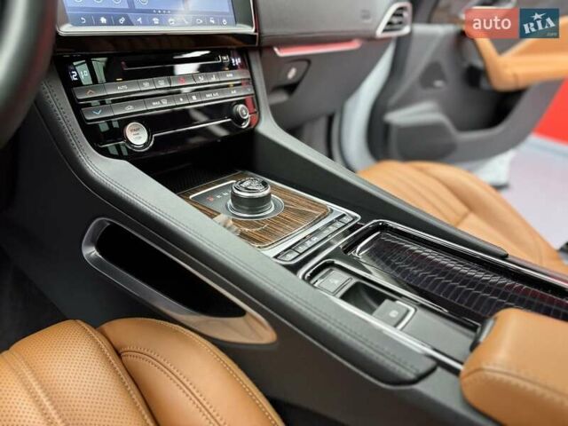 Белый Ягуар Ф-Пейс, объемом двигателя 3 л и пробегом 71 тыс. км за 27900 $, фото 43 на Automoto.ua