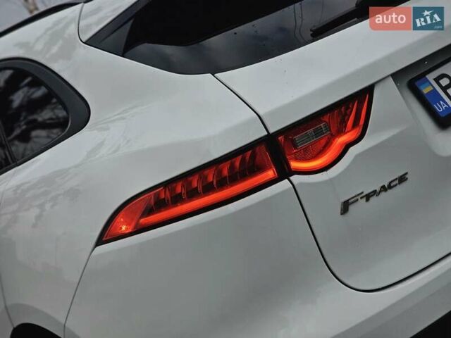 Белый Ягуар Ф-Пейс, объемом двигателя 3 л и пробегом 152 тыс. км за 24999 $, фото 18 на Automoto.ua