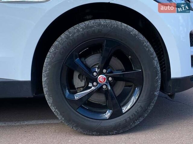 Белый Ягуар Ф-Пейс, объемом двигателя 2 л и пробегом 120 тыс. км за 22900 $, фото 7 на Automoto.ua