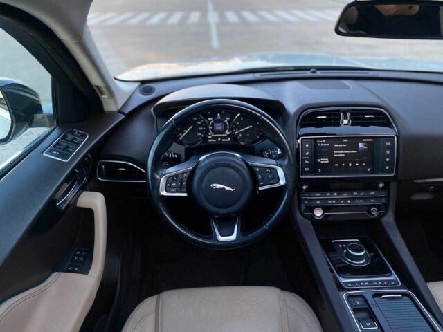 Белый Ягуар Ф-Пейс, объемом двигателя 0 л и пробегом 49 тыс. км за 22990 $, фото 14 на Automoto.ua