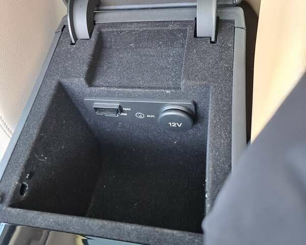 Білий Ягуар Ф-Пейс, об'ємом двигуна 2 л та пробігом 122 тис. км за 24400 $, фото 37 на Automoto.ua