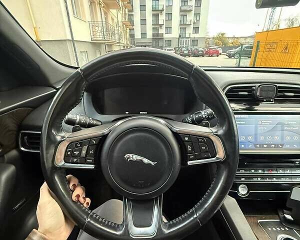 Белый Ягуар Ф-Пейс, объемом двигателя 2 л и пробегом 96 тыс. км за 38000 $, фото 4 на Automoto.ua