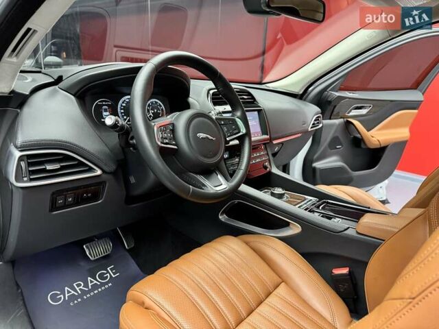 Белый Ягуар Ф-Пейс, объемом двигателя 3 л и пробегом 71 тыс. км за 27900 $, фото 37 на Automoto.ua