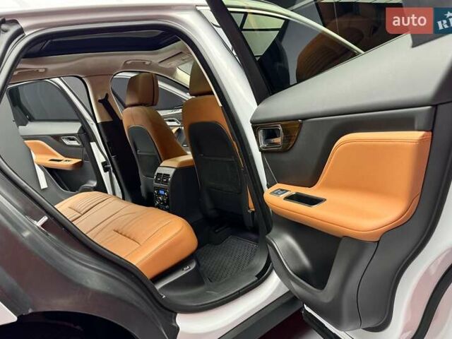 Белый Ягуар Ф-Пейс, объемом двигателя 3 л и пробегом 71 тыс. км за 27900 $, фото 54 на Automoto.ua