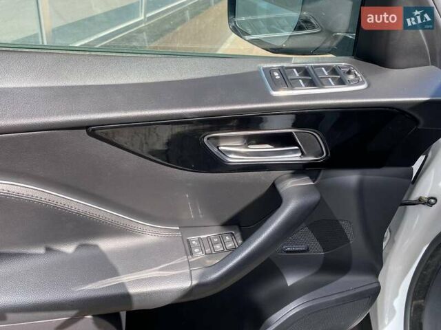 Белый Ягуар Ф-Пейс, объемом двигателя 2 л и пробегом 120 тыс. км за 22900 $, фото 8 на Automoto.ua