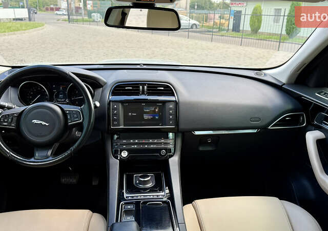 Белый Ягуар Ф-Пейс, объемом двигателя 2 л и пробегом 128 тыс. км за 23700 $, фото 17 на Automoto.ua