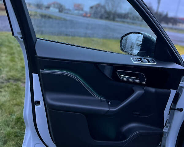 Белый Ягуар Ф-Пейс, объемом двигателя 3 л и пробегом 160 тыс. км за 25500 $, фото 16 на Automoto.ua