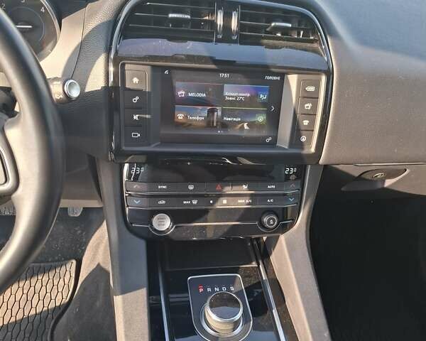 Білий Ягуар Ф-Пейс, об'ємом двигуна 2 л та пробігом 122 тис. км за 24400 $, фото 43 на Automoto.ua