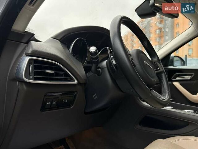 Белый Ягуар Ф-Пейс, объемом двигателя 2 л и пробегом 119 тыс. км за 26000 $, фото 12 на Automoto.ua