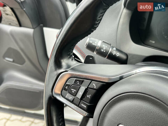 Белый Ягуар Ф-Пейс, объемом двигателя 2 л и пробегом 177 тыс. км за 28990 $, фото 42 на Automoto.ua