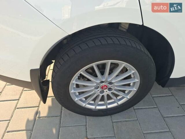 Білий Ягуар Ф-Пейс, об'ємом двигуна 2 л та пробігом 122 тис. км за 26500 $, фото 66 на Automoto.ua