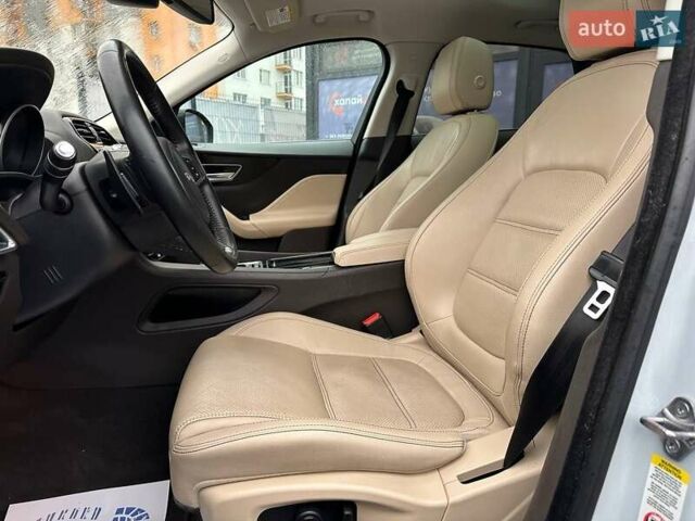 Белый Ягуар Ф-Пейс, объемом двигателя 2 л и пробегом 119 тыс. км за 26000 $, фото 19 на Automoto.ua