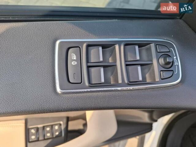 Білий Ягуар Ф-Пейс, об'ємом двигуна 2 л та пробігом 122 тис. км за 24400 $, фото 13 на Automoto.ua