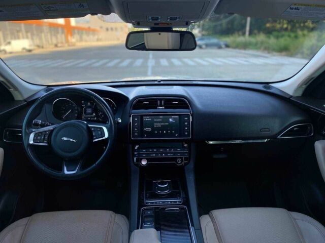 Белый Ягуар Ф-Пейс, объемом двигателя 0 л и пробегом 49 тыс. км за 22990 $, фото 15 на Automoto.ua