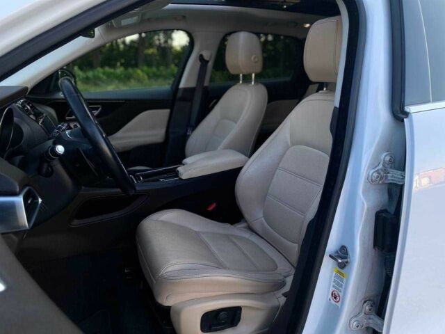 Белый Ягуар Ф-Пейс, объемом двигателя 0 л и пробегом 49 тыс. км за 22990 $, фото 12 на Automoto.ua