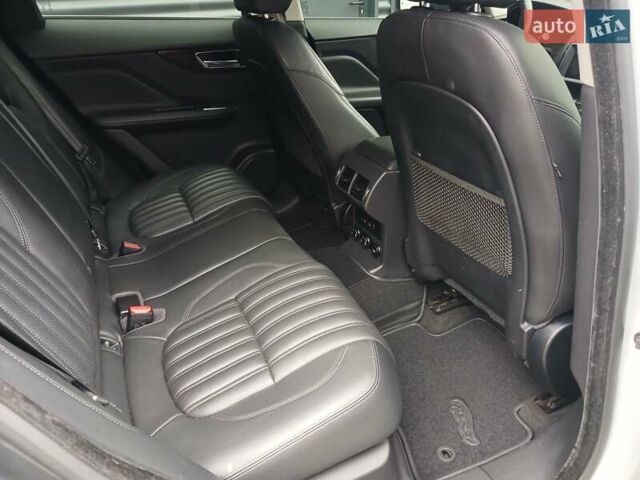 Белый Ягуар Ф-Пейс, объемом двигателя 2 л и пробегом 102 тыс. км за 24500 $, фото 29 на Automoto.ua