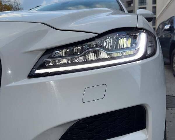 Белый Ягуар Ф-Пейс, объемом двигателя 2 л и пробегом 96 тыс. км за 38000 $, фото 12 на Automoto.ua