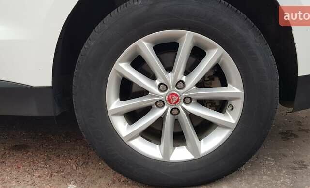 Білий Ягуар Ф-Пейс, об'ємом двигуна 2 л та пробігом 162 тис. км за 27000 $, фото 10 на Automoto.ua