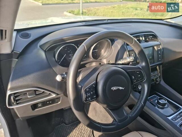 Білий Ягуар Ф-Пейс, об'ємом двигуна 2 л та пробігом 122 тис. км за 26500 $, фото 36 на Automoto.ua
