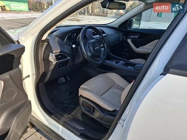 Білий Ягуар Ф-Пейс, об'ємом двигуна 2 л та пробігом 122 тис. км за 24400 $, фото 10 на Automoto.ua