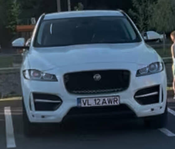 Белый Ягуар Ф-Пейс, объемом двигателя 2 л и пробегом 197 тыс. км за 10000 $, фото 1 на Automoto.ua