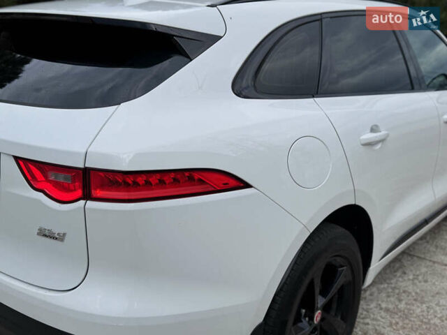 Білий Ягуар Ф-Пейс, об'ємом двигуна 2 л та пробігом 100 тис. км за 25700 $, фото 40 на Automoto.ua