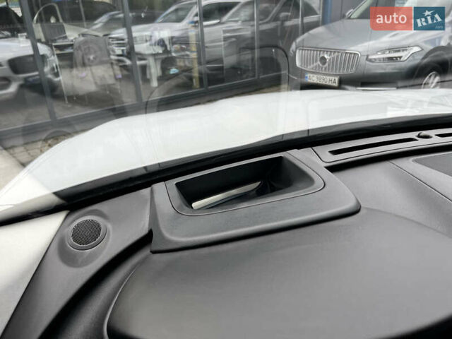 Белый Ягуар Ф-Пейс, объемом двигателя 2 л и пробегом 177 тыс. км за 28990 $, фото 34 на Automoto.ua