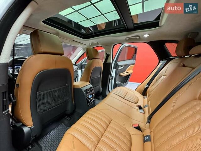 Белый Ягуар Ф-Пейс, объемом двигателя 3 л и пробегом 71 тыс. км за 27900 $, фото 53 на Automoto.ua