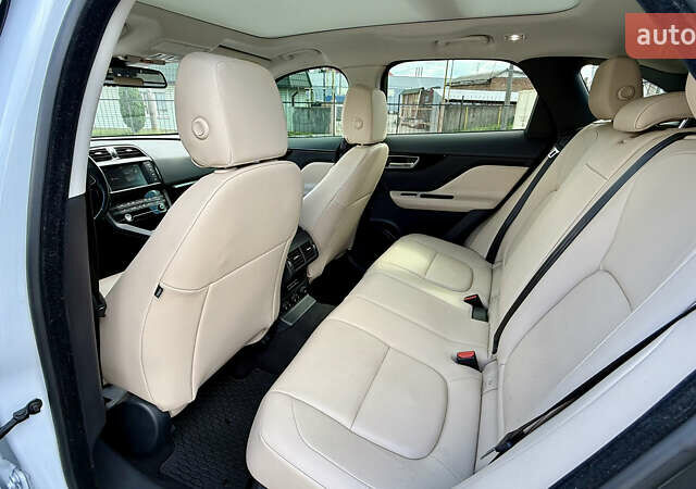 Белый Ягуар Ф-Пейс, объемом двигателя 2 л и пробегом 128 тыс. км за 23700 $, фото 18 на Automoto.ua