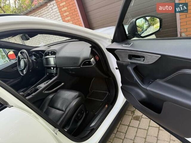 Белый Ягуар Ф-Пейс, объемом двигателя 3 л и пробегом 124 тыс. км за 24500 $, фото 5 на Automoto.ua