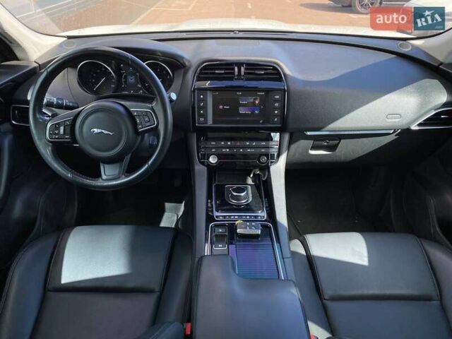 Белый Ягуар Ф-Пейс, объемом двигателя 2 л и пробегом 120 тыс. км за 22900 $, фото 11 на Automoto.ua