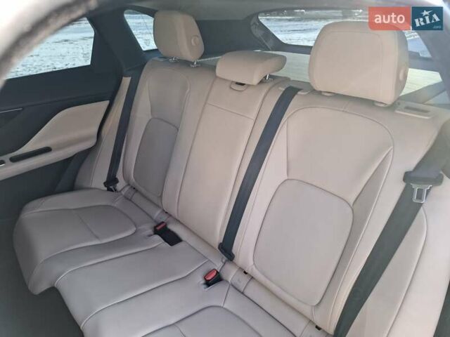 Білий Ягуар Ф-Пейс, об'ємом двигуна 2 л та пробігом 122 тис. км за 24400 $, фото 17 на Automoto.ua