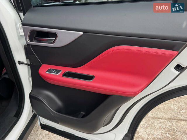 Білий Ягуар Ф-Пейс, об'ємом двигуна 2 л та пробігом 100 тис. км за 25700 $, фото 64 на Automoto.ua