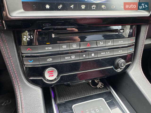 Білий Ягуар Ф-Пейс, об'ємом двигуна 2 л та пробігом 100 тис. км за 25700 $, фото 49 на Automoto.ua