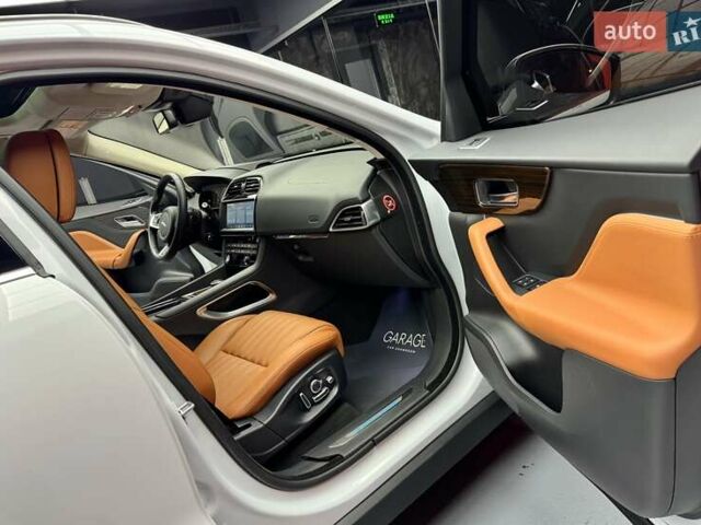 Белый Ягуар Ф-Пейс, объемом двигателя 3 л и пробегом 71 тыс. км за 27900 $, фото 62 на Automoto.ua