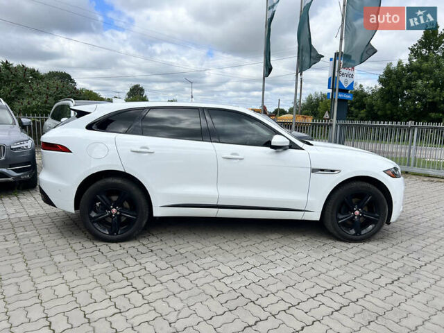 Белый Ягуар Ф-Пейс, объемом двигателя 2 л и пробегом 177 тыс. км за 28990 $, фото 3 на Automoto.ua