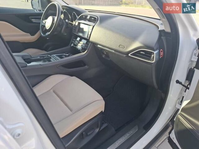 Білий Ягуар Ф-Пейс, об'ємом двигуна 2 л та пробігом 122 тис. км за 24400 $, фото 67 на Automoto.ua